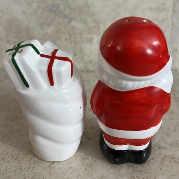 Vintage Santa with his Christmas packages salt and pepper shakers Taiwan - Picture 5 of 6